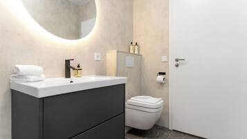 Deluxe Apartment | Bathroom | Shower, hair dryer, towels, soap