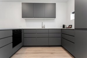Apartemen Deluks | Dapur pribadi | Lemari es besar, oven, kompor, dan mesin pencuci piring