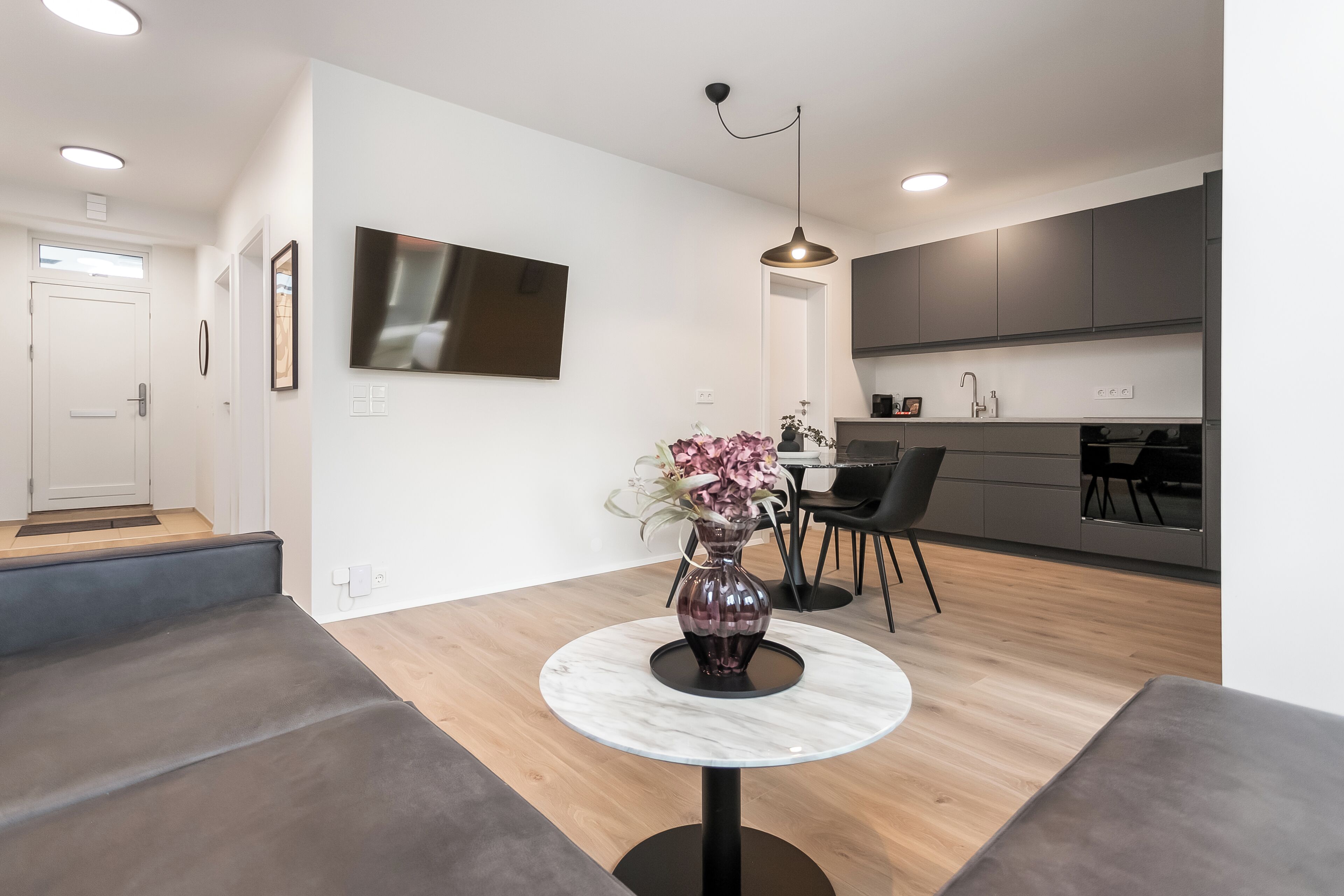 Un espacio moderno con comedor, cocina y zona de estar.