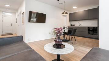 Un espacio moderno con comedor, cocina y zona de estar.