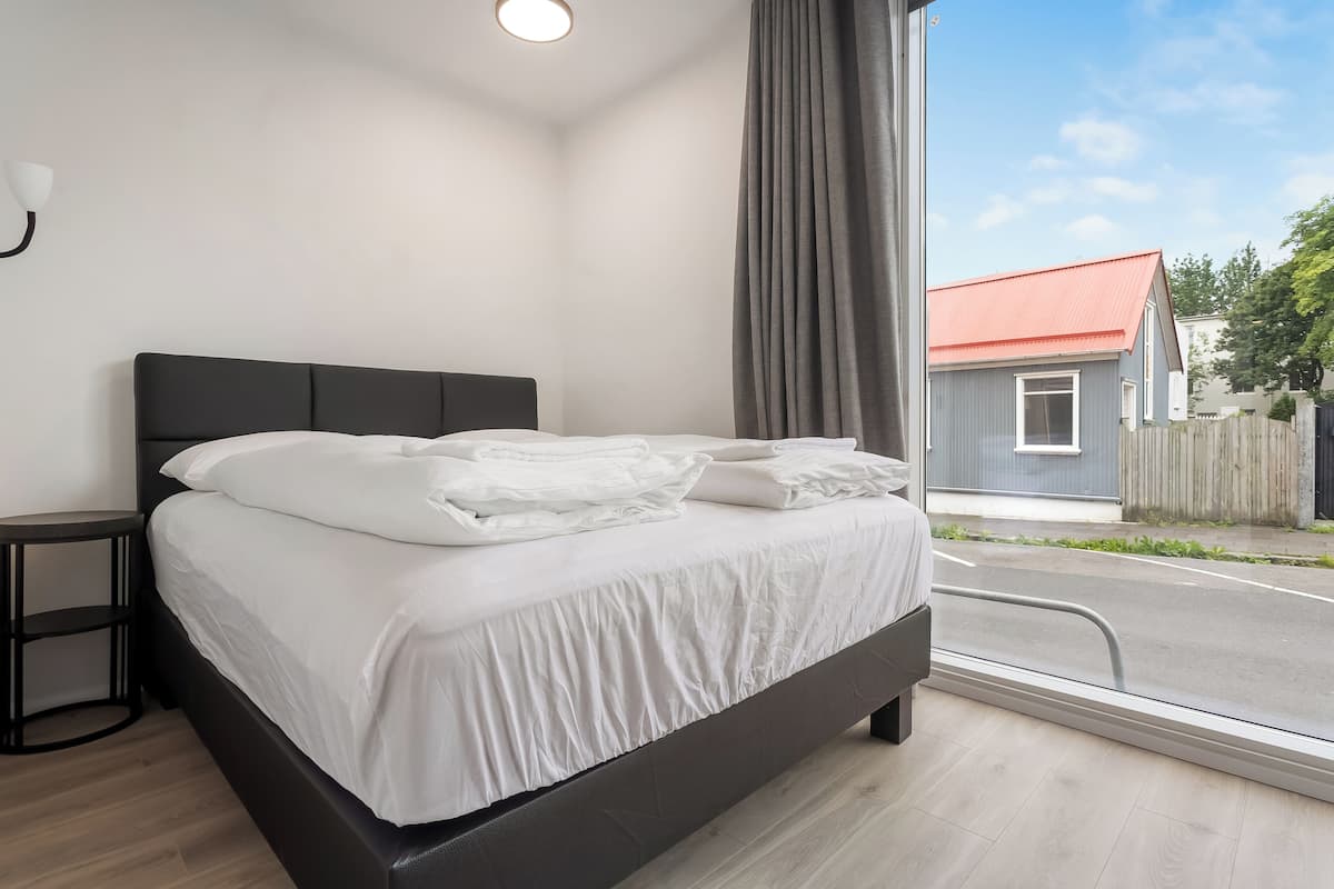 Apartemen Klasik, 2 kamar tidur | Meja kerja, ruang kerja ramah laptop, dan setrika/meja setrika