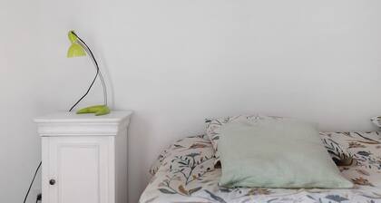 Chambre Familiale avec terrasse partagée, jardin commun et Wi-Fi