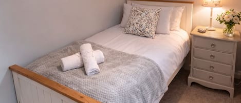 House, Patio | Iron/ironing board, travel crib, WiFi (free), bed sheets