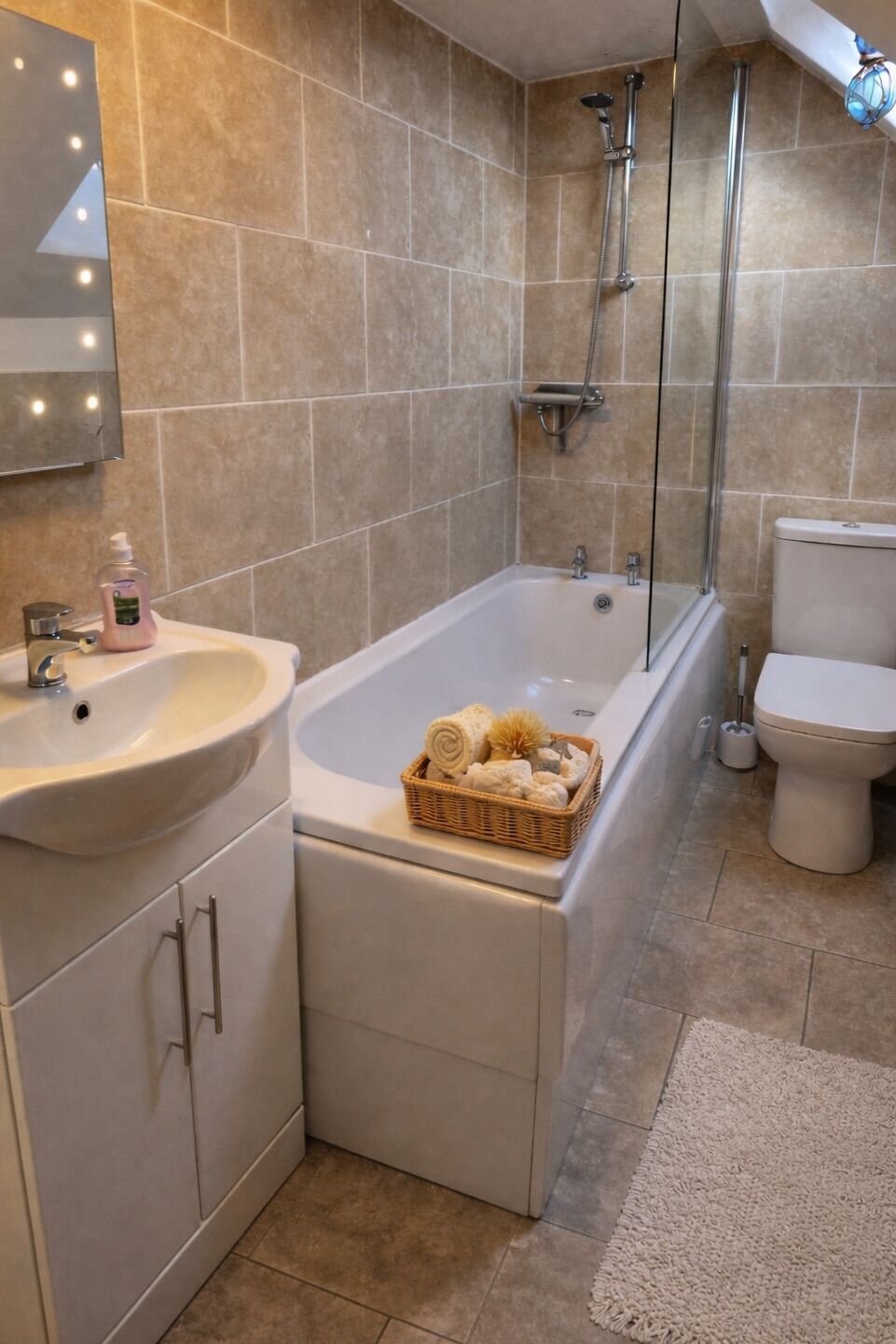 Une salle de bain avec une baignoire, un lavabo, des toilettes et une douche.