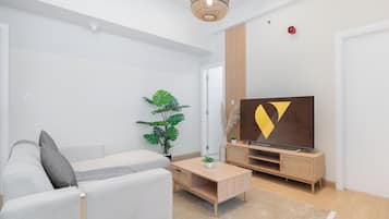 Classic-Apartment, Balkon, Kanalblick | Wohnbereich