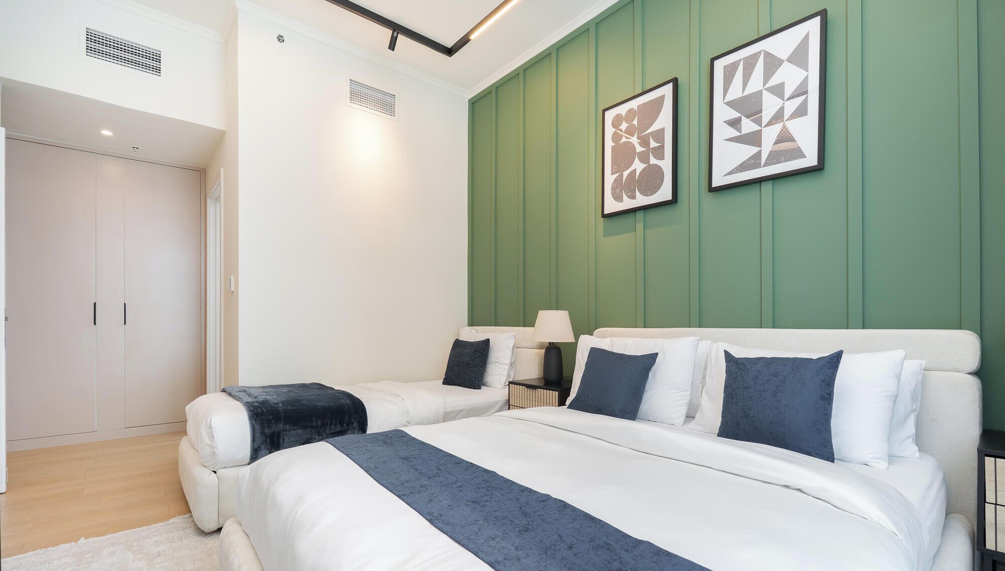 Classic-Apartment, Balkon, Kanalblick