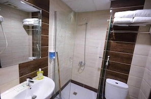 Een douche, handdoeken