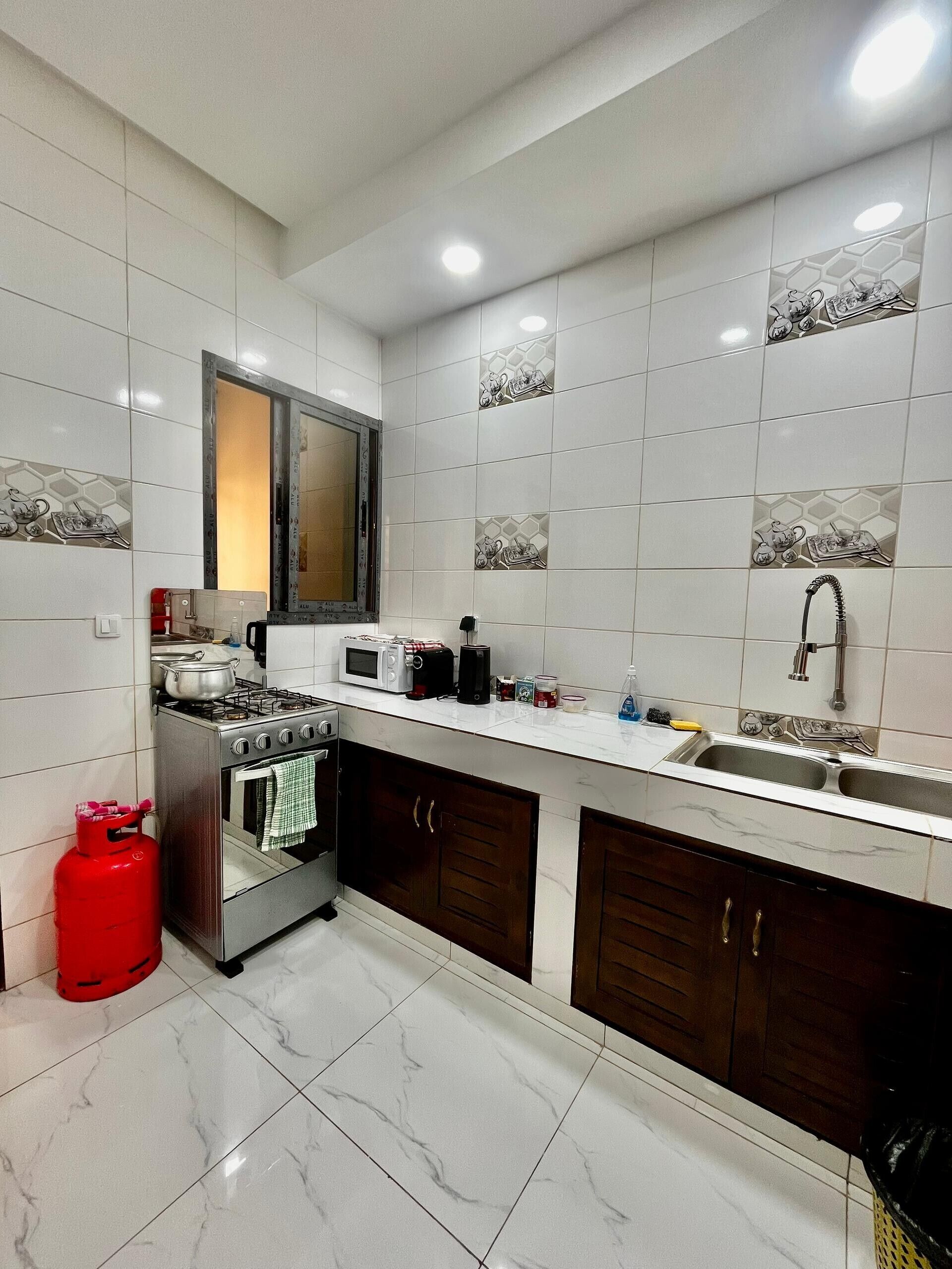 Comfort Apartment | Private kitchen | Microwave, stovetop, cookware/dishes/utensils