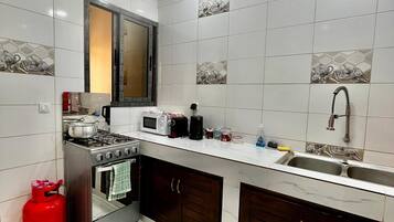 Comfort Apartment | Private kitchen | Microwave, stovetop, cookware/dishes/utensils