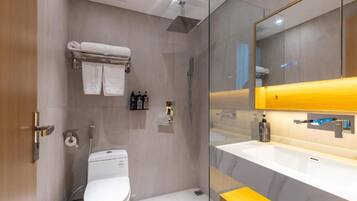 Double Room | Bathroom | Shower, free toiletries, hair dryer, towels