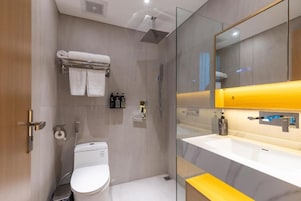 Ducha, artículos de tocador gratuitos, secador de pelo, toallas