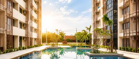 5 outdoor pools