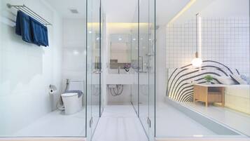 Deluxe Condo | Bathroom