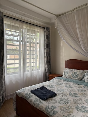 2 habitaciones, tabla de planchar con plancha, wifi y ropa de cama