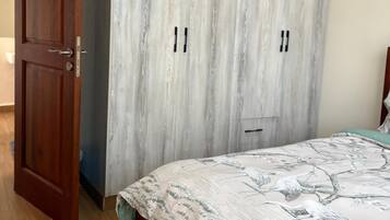 2 chambres, fer et planche à repasser, Wi-Fi, draps fournis
