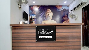 Ein Empfangsschalter mit Buddha-Statue im Hintergrund, ein kleiner Schrein und ein Schild, das markiert, dass die Zimmer vom Unternehmen betreut werden.