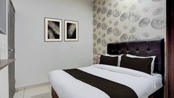 Escritorio, wifi gratis y ropa de cama