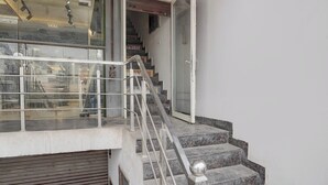 Eine Treppe mit Metallgeländern, die zu einer oberen Etage führt.