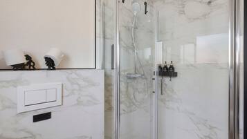 Dusche, Haartrockner, Handtücher