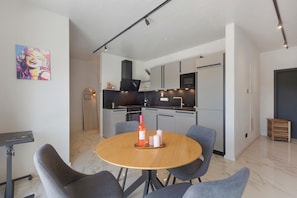 Wasserkocher mit Kaffee-/Teezubehör, Kühlschrank, Mikrowelle, Ofen