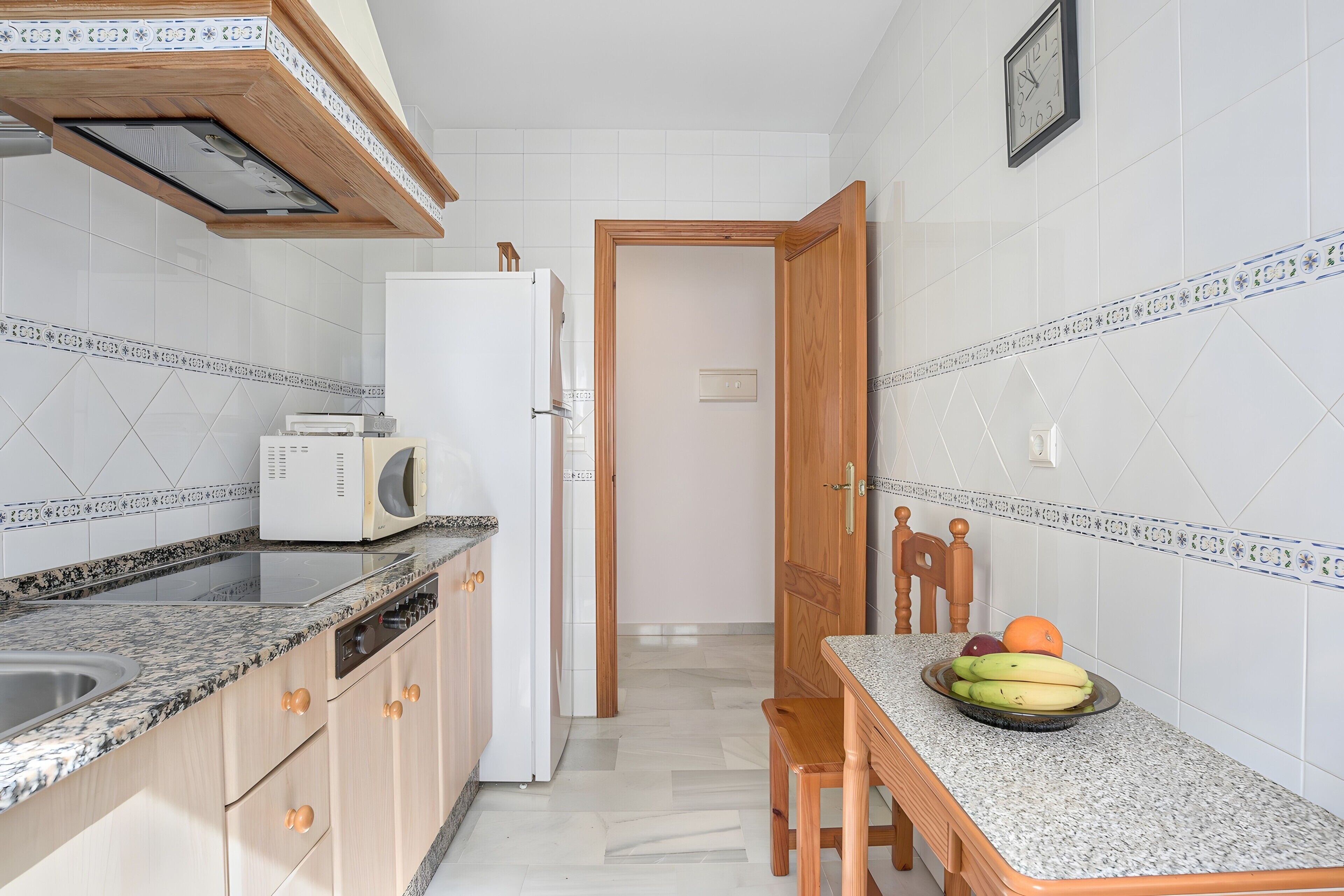 Coffee/tea maker, fridge, microwave, stovetop