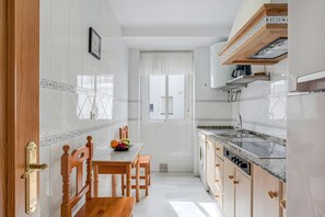 Wasserkocher mit Kaffee-/Teezubehör, Kühlschrank, Mikrowelle, Herdplatte