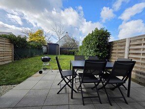 Outdoor dining - Vrbo Property (Sainte-Luce-sur-Loire)