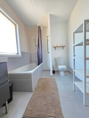 Bathroom - Vrbo Property (Sainte-Luce-sur-Loire)