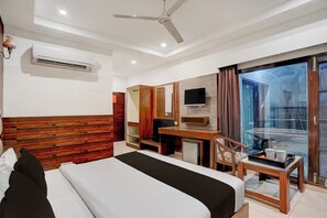 Classic Room | Desk, free WiFi - Super Townhouse by Zirakpur Bus Stand (Zirakpur)