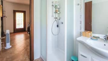 Villa, Gartenblick | Badezimmer