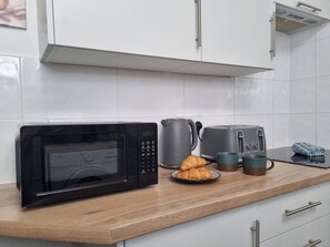 Frigorífico, microondas, horno y placa de cocina