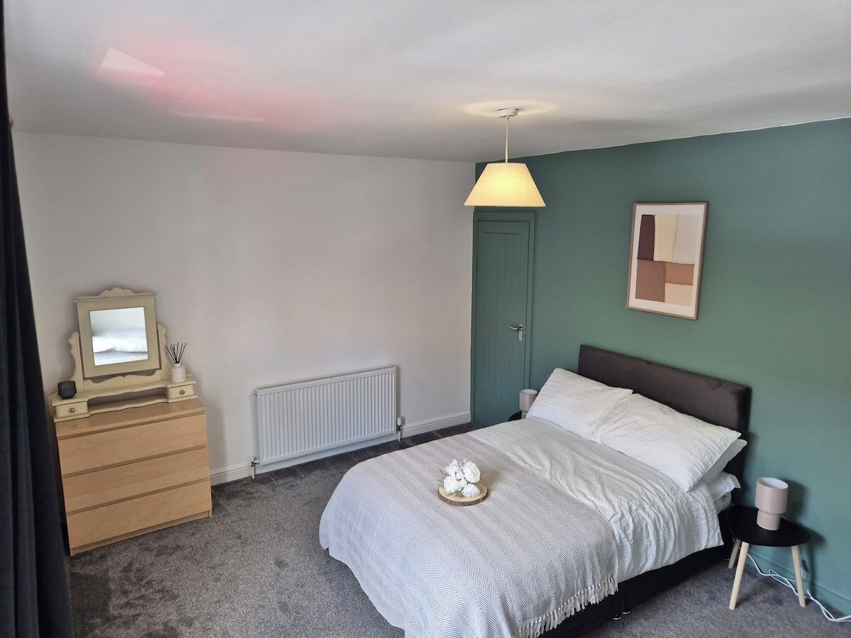 4 bedrooms, iron/ironing board, WiFi (free), bed sheets
