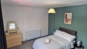 4 bedrooms, iron/ironing board, WiFi (free), bed sheets
