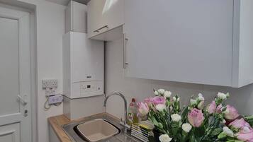Réfrigérateur, micro-ondes, four, plaque de cuisson