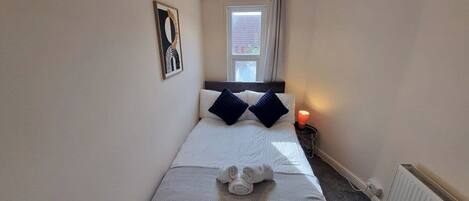 4 bedrooms, iron/ironing board, WiFi (free), bed sheets