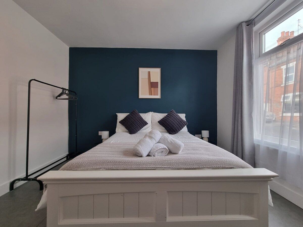 4 bedrooms, iron/ironing board, free WiFi, bed sheets