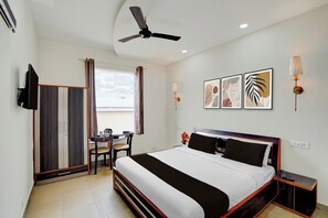 Classic Room | Desk, iron/ironing board, free WiFi - Super Townhouse by Cosmo Mall Zirakpur (Zirakpur)