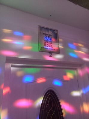 Ein Gebäudeeingang mit einem Schild, auf dem steht: 'Wenn man den Islam akzeptiert, verliert man Jesus nicht, sondern lernt die Wahrheit über ihn.'