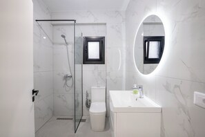 Quarto casal família, sacada, vista para a montanha | Banheiro | Toalhas de banho, sabonete, shampoo, papel higiênico