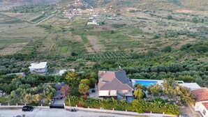 A residential area with houses, a swimming pool, and a road. - Villa Verde (Aliko)