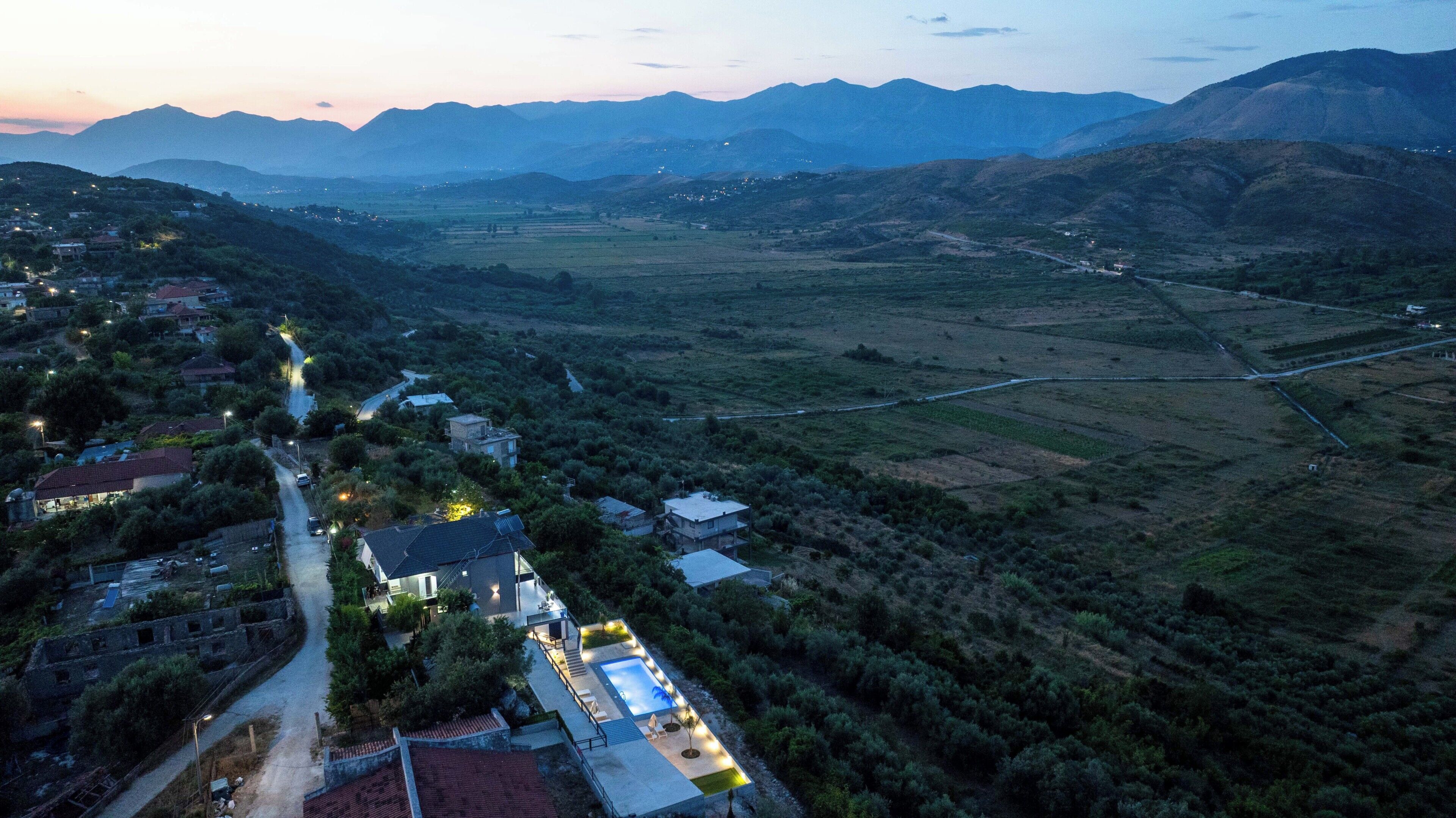 Asuinalue, jossa on taloja, uima-allas ja tie.