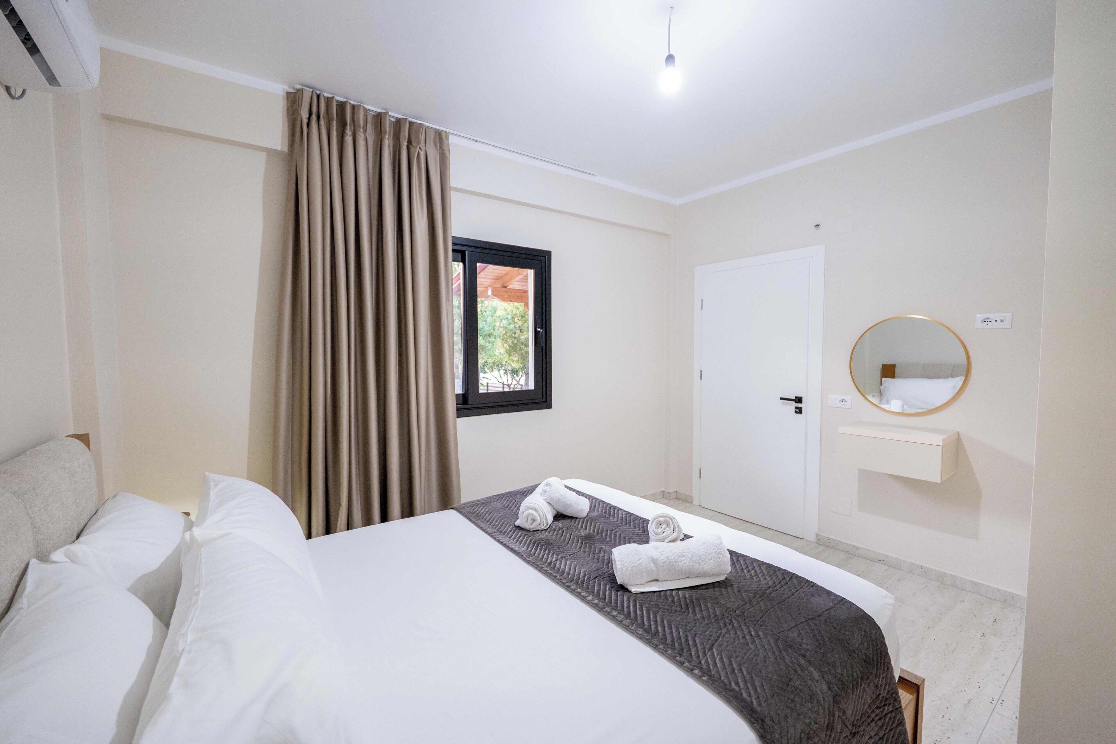 Quarto casal básico, sacada, vista para a montanha | Wi-Fi de cortesia