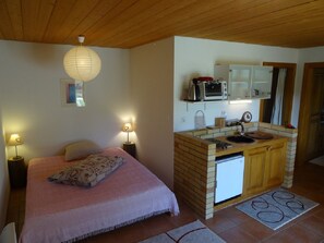 Ein Schlafzimmer mit einem Bett, Nachttischlampen und einem Fenster.