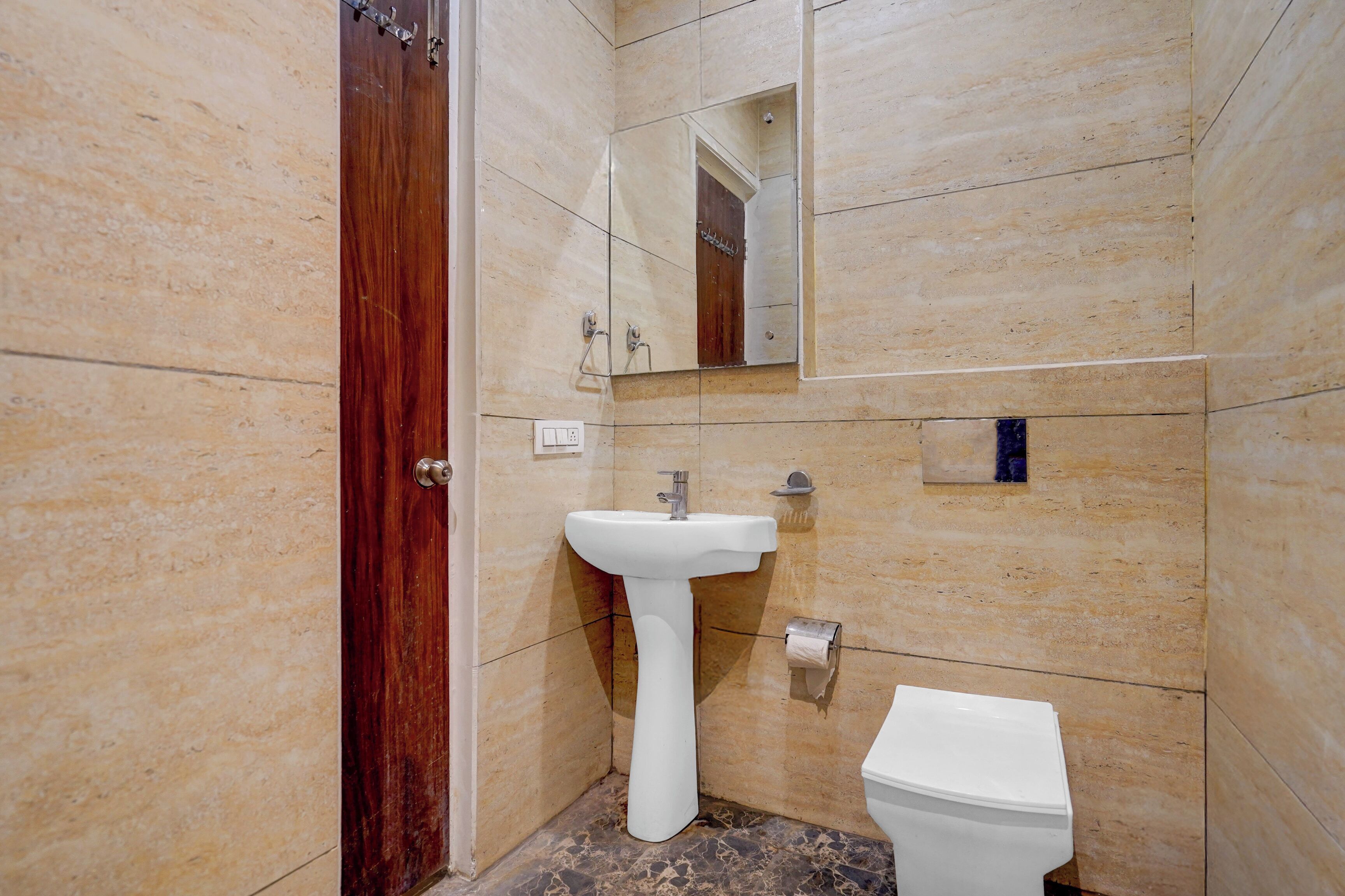 Habitación clásica | Baño | Ducha, artículos de higiene personal gratuitos, toallas y jabón