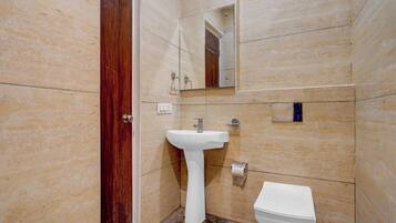 Habitación clásica | Baño | Ducha, artículos de higiene personal gratuitos, toallas y jabón