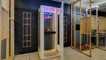 Una habitación con un letrero de neón, una puerta de madera y un piso de baldosas.
