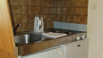 Frigorífico, horno y utensilios de cocina