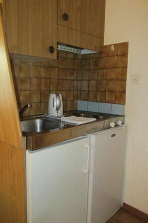 Frigorífic, forn i utensilis de cuina, vaixella i coberteria 