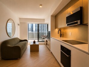 Superior Apartment, 1 Queen Bed with Sofa bed, Balcony | Private kitchen | Espresso maker, full-sized fridge, microwave, oven - Nester Finn Downtown Toronto (Toronto)