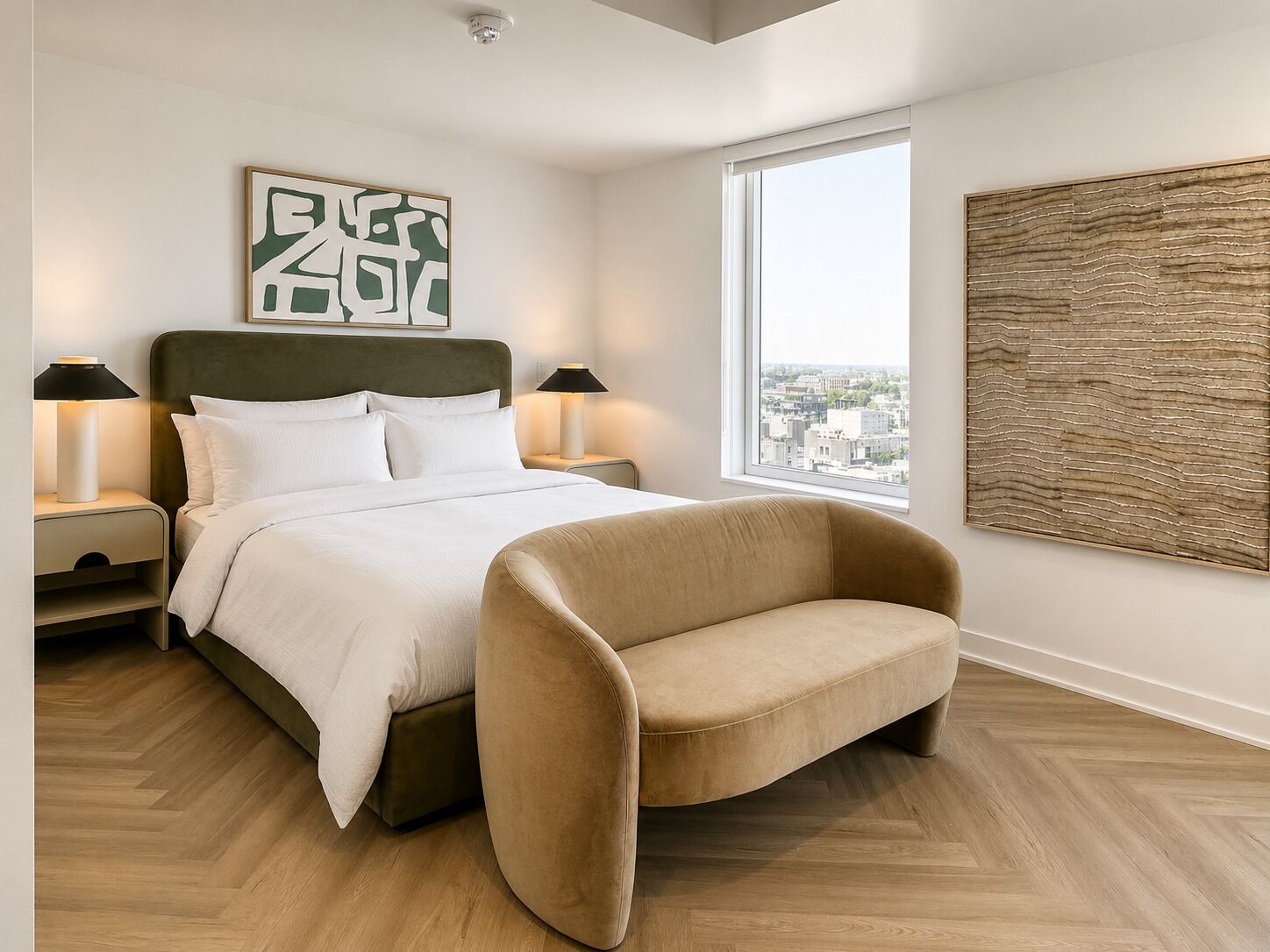 Une chambre moderne avec un lit, des lampes de chevet, une fenêtre donnant sur la ville et un grand tableau abstrait.